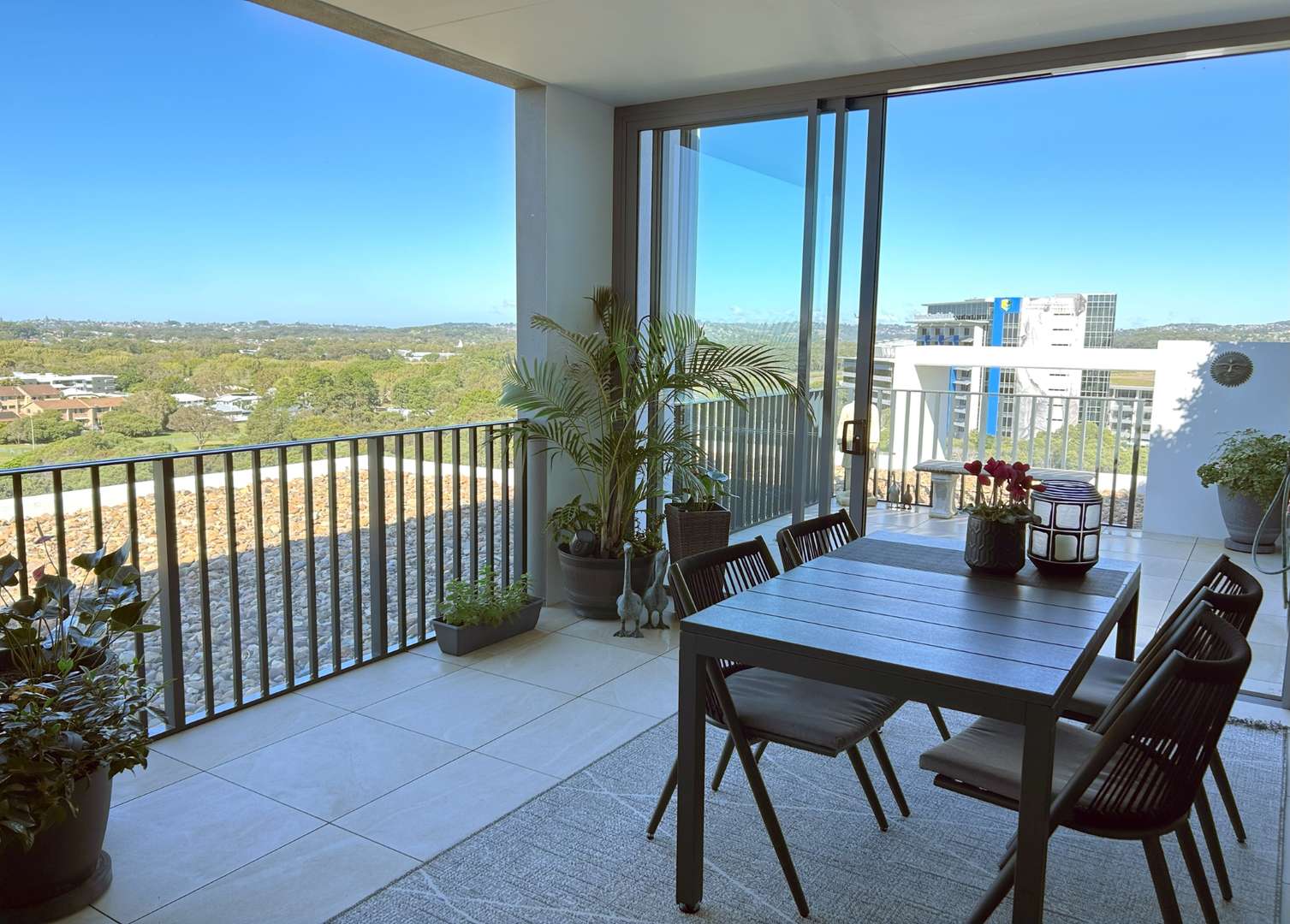 Spacious penthouse apartment in a premium beachside location