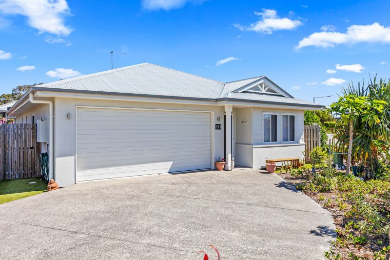 Attention Garden Lovers... Stylish Alfresco Living Awaits!