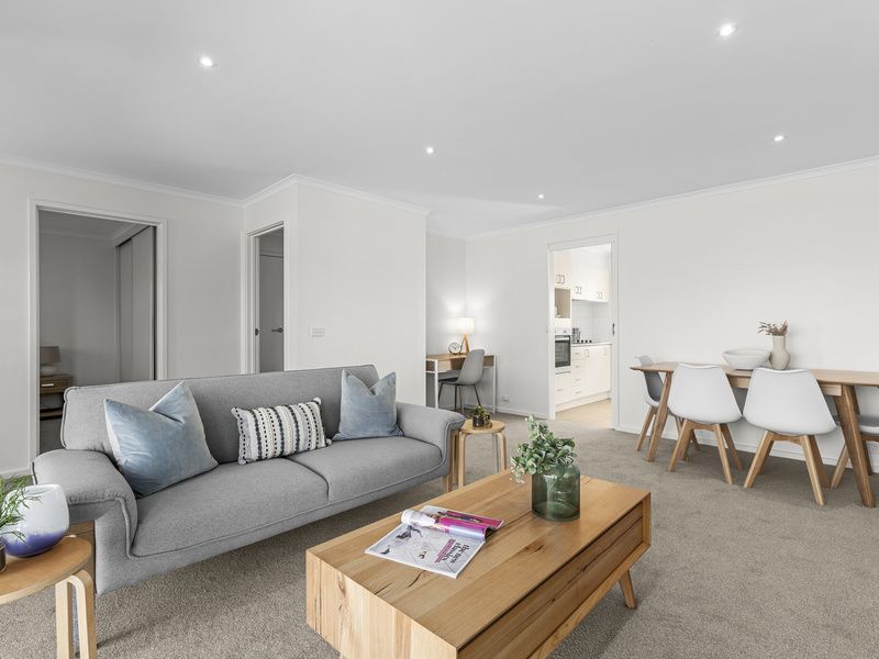 Light-filled Unit with Garden Views and Sunroom