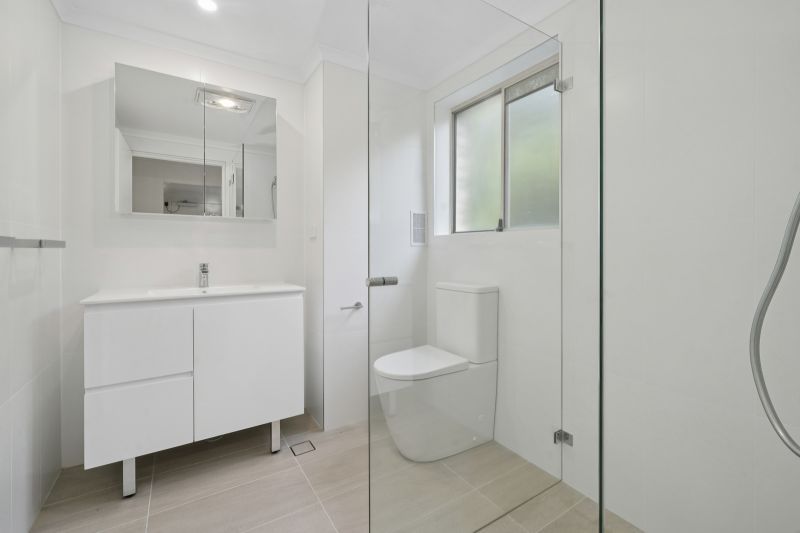 Light-filled apartment with a verdant view