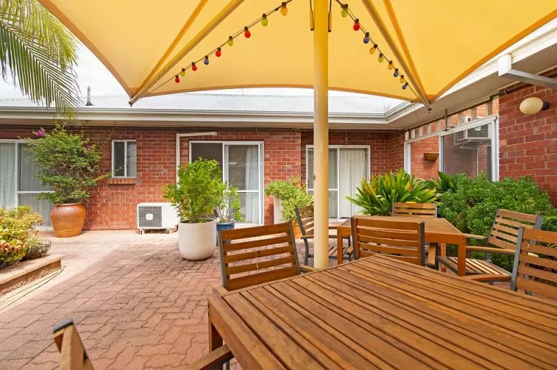 Lovely, bright apartment with entry to courtyard
