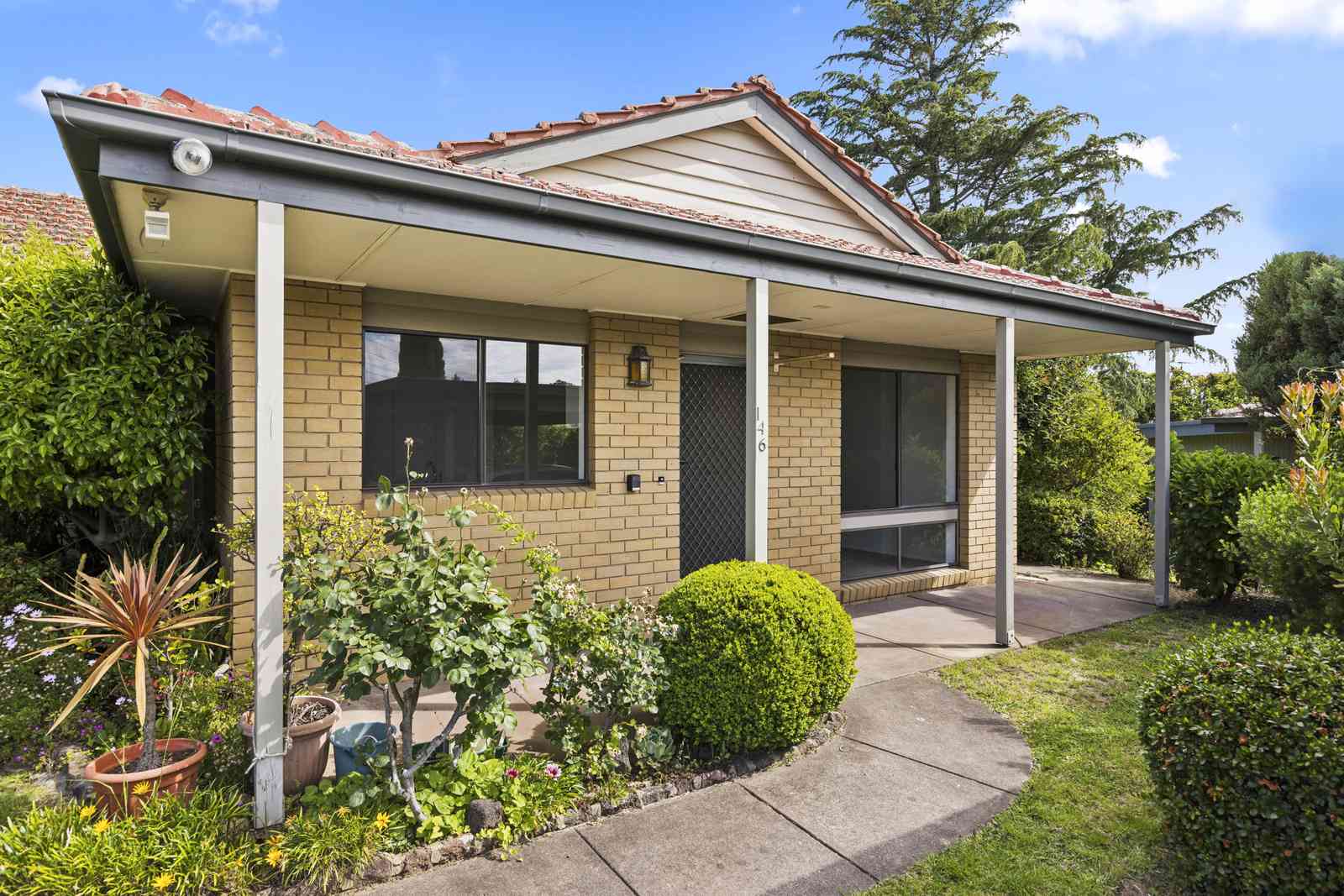 Beautiful two-bed villa on a large block