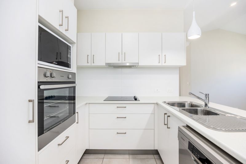 Modern Retreat with Alfresco Living!