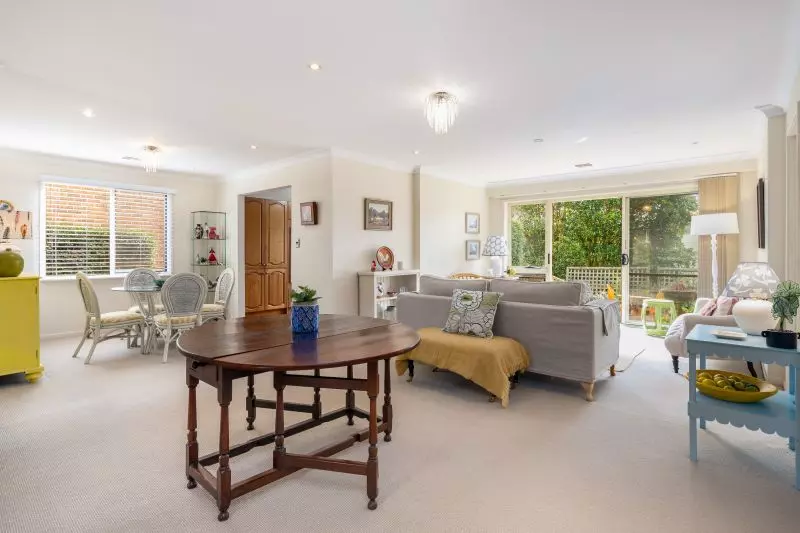 Sun-filled, Freestanding 3 Bedroom Cottage