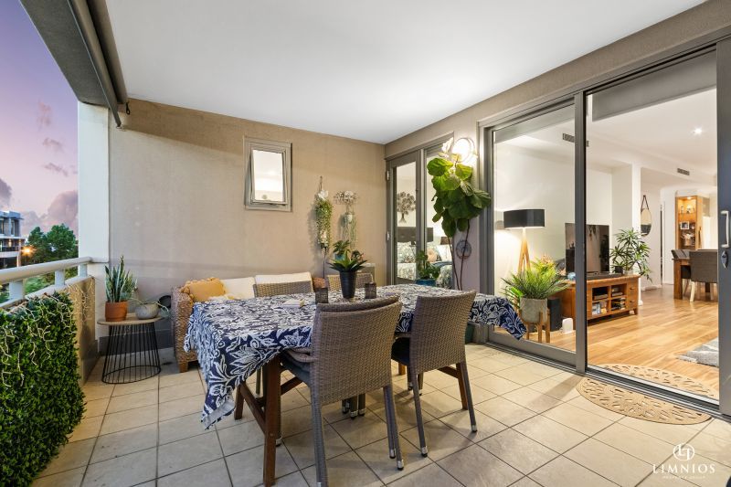 Oversize apartment with park views!