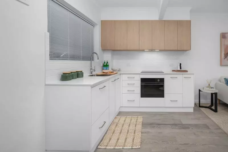 Apt 10 – Fully renovated north-facing 1-bed