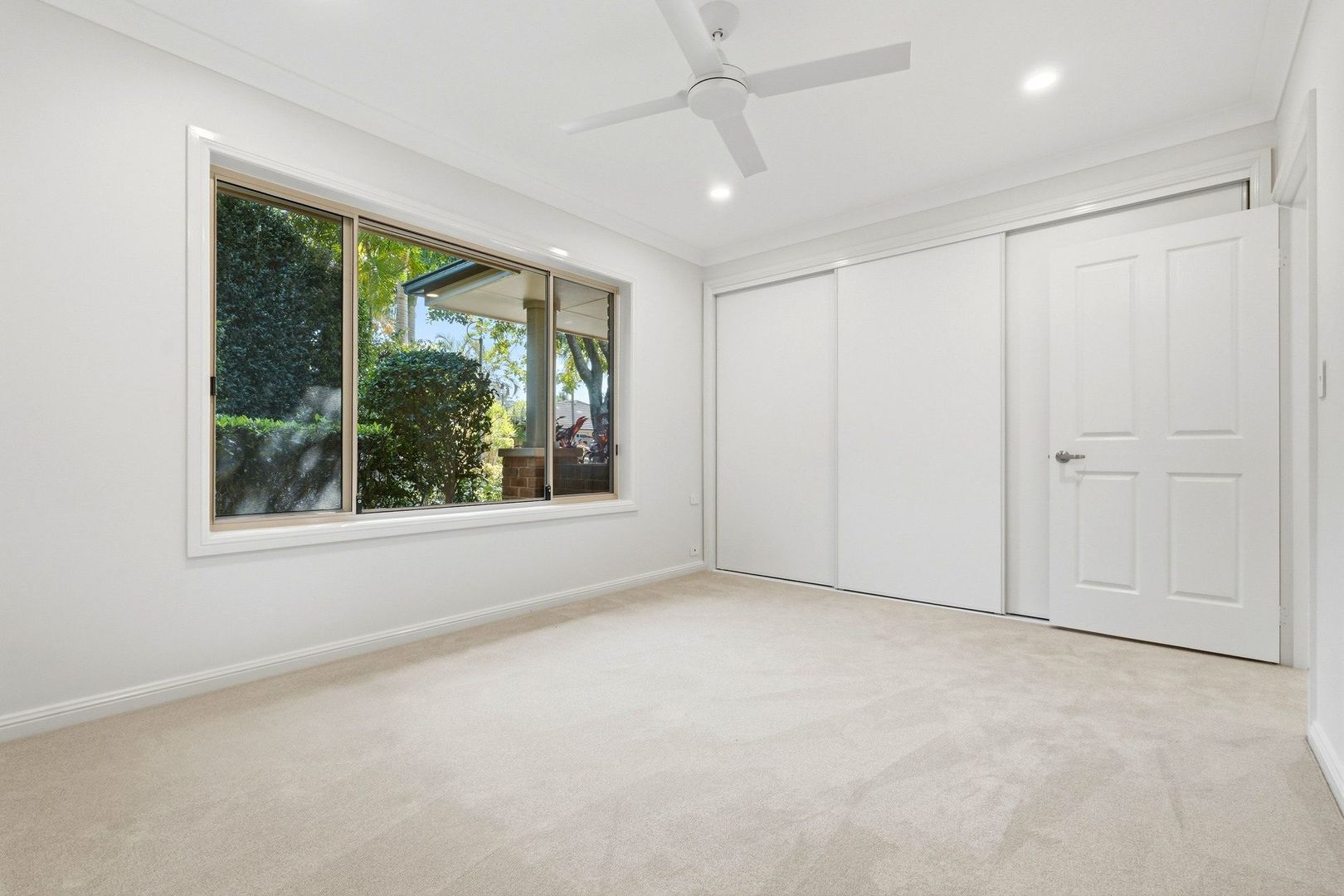 Private cul-de sac living