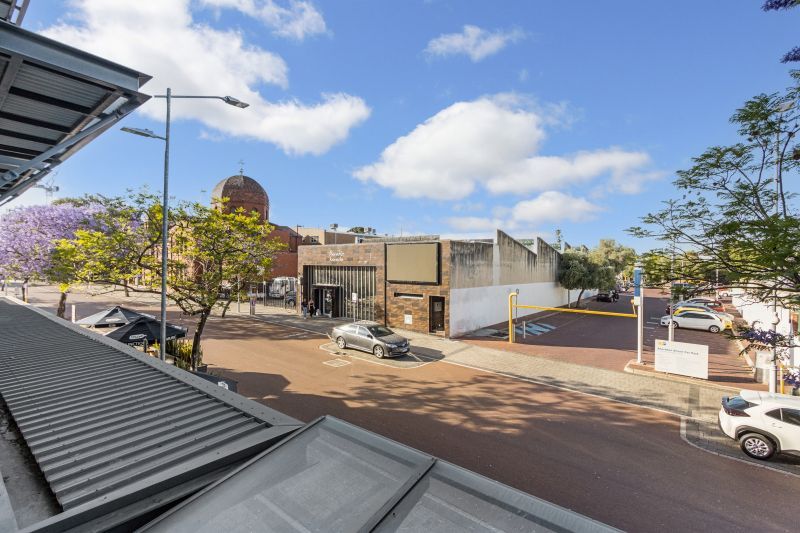 Light & Bright Living, Refurbished... See it to Believe it!!