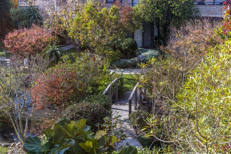 Beautifully Presented Renovated One Bedroom with Extra Workspace