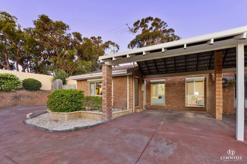 Spacious end villa with massive yard!