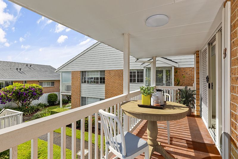 Newly renovated upper unit with easy access, lovely lawn views and close to the clubhouse.