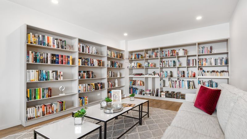 Large, bright and breezy apartment with city outlook
