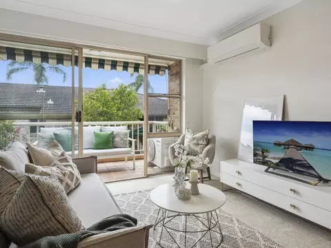 Light-filled apartment with a verdant view