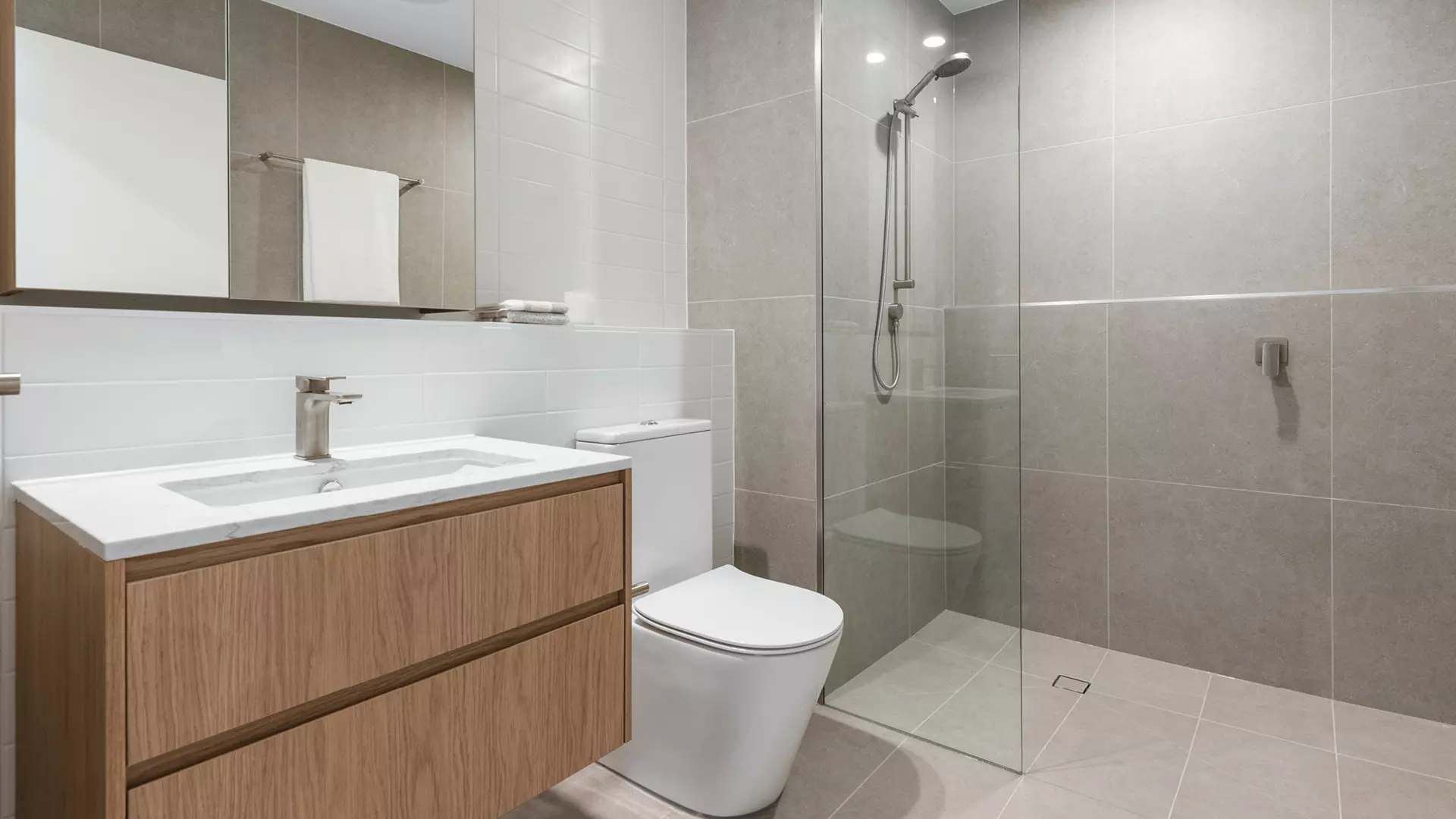 Spacious courtyard apartment surrounded by established gardens