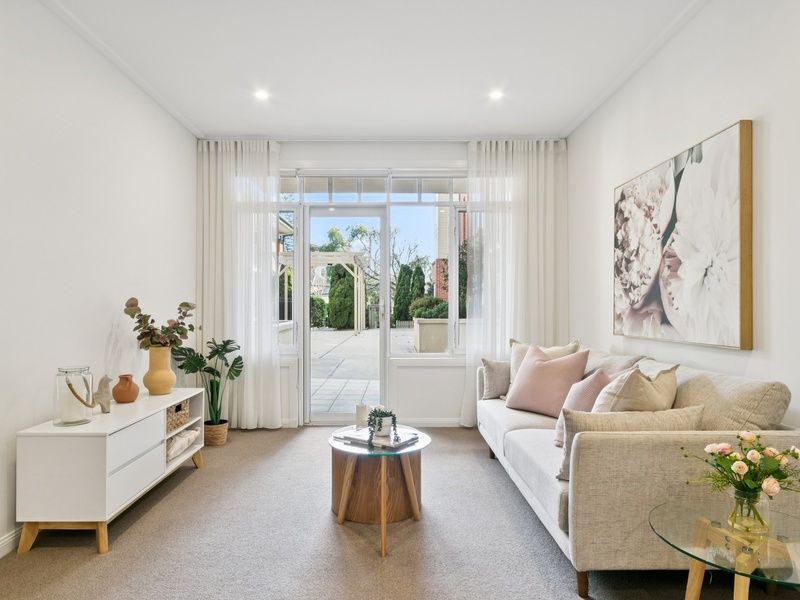 Bright and Light Retreat with Leafy Terrace Outlook