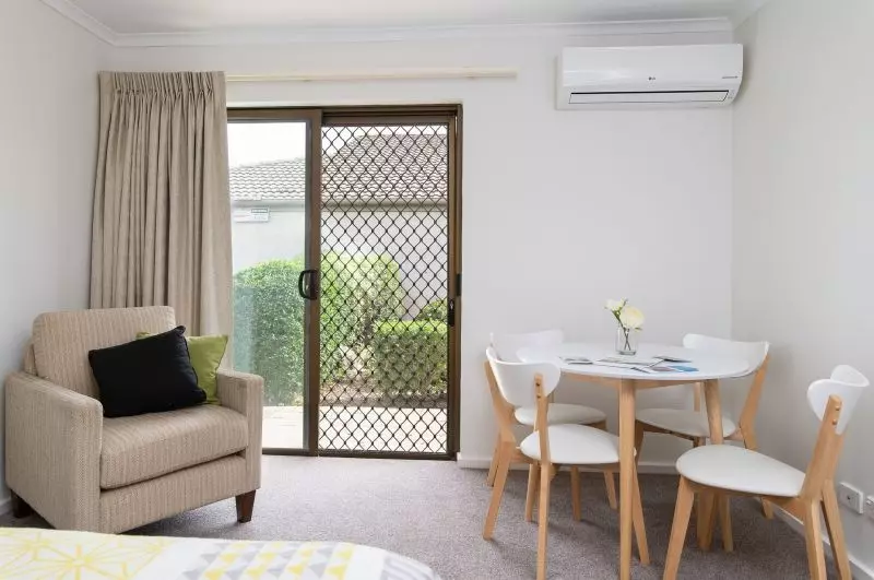 Lovely, light filled serviced apartment surrounded by tranquil gardens