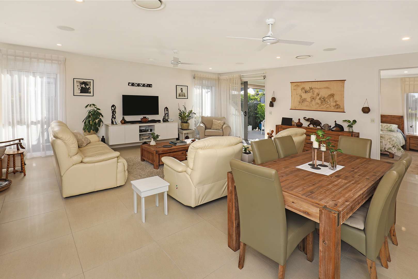 Immaculate, Stylish + Corner Position! V96 Living Gems