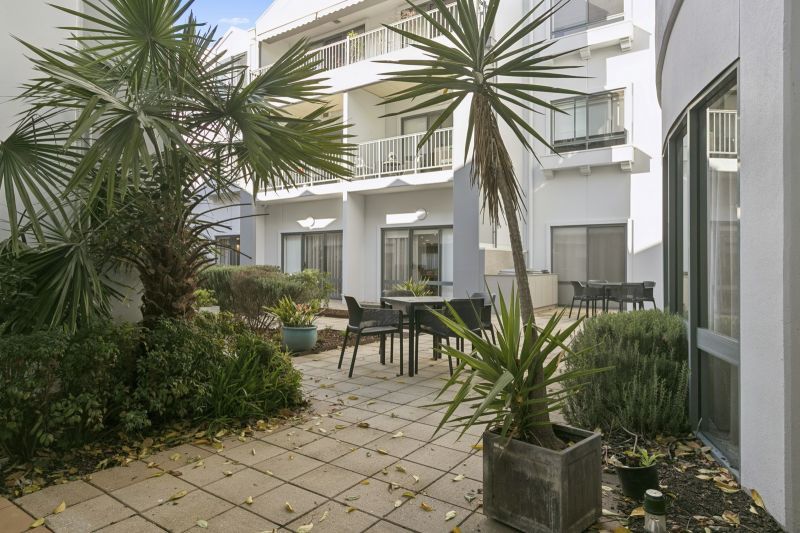 One-bedroom apartment with beautiful garden aspect