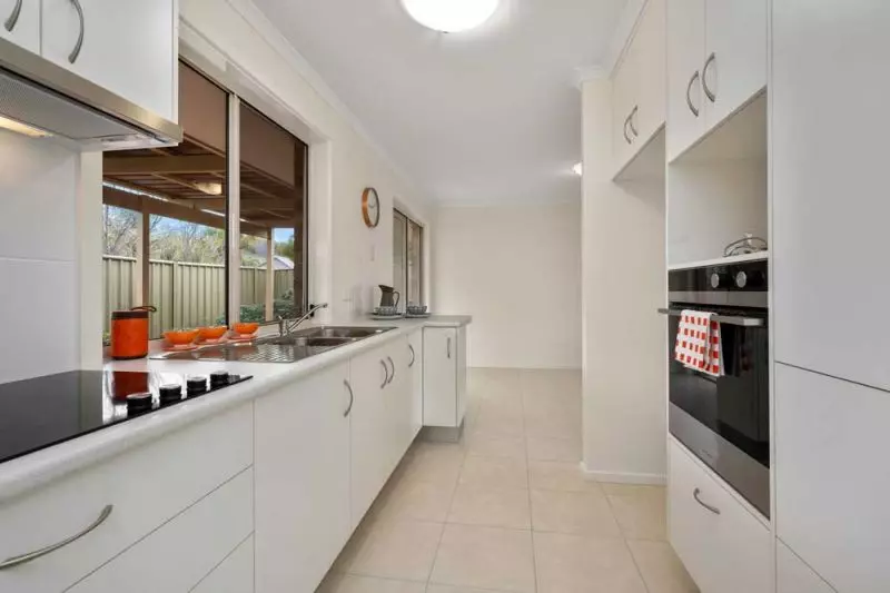 Lovely unit located in a quiet Court.