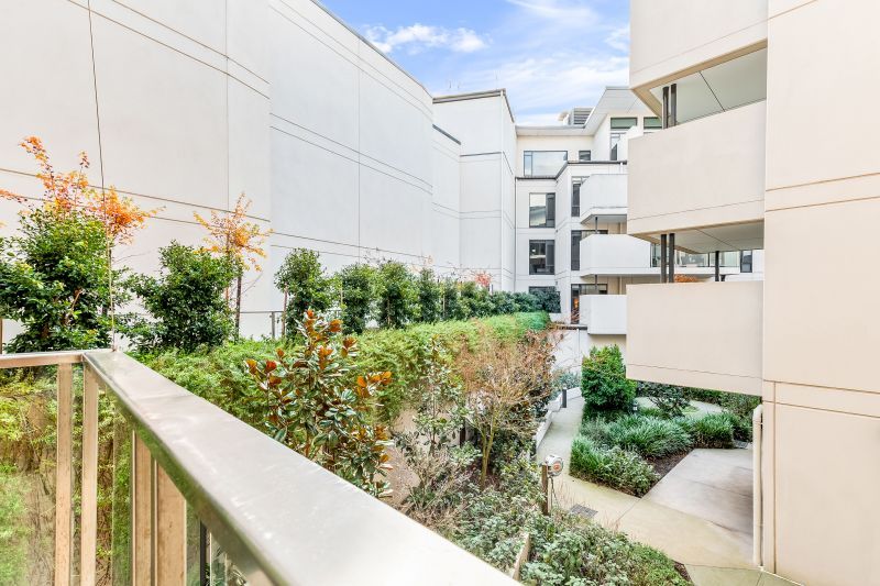 Spacious one-bedroom with tranquil courtyard garden views