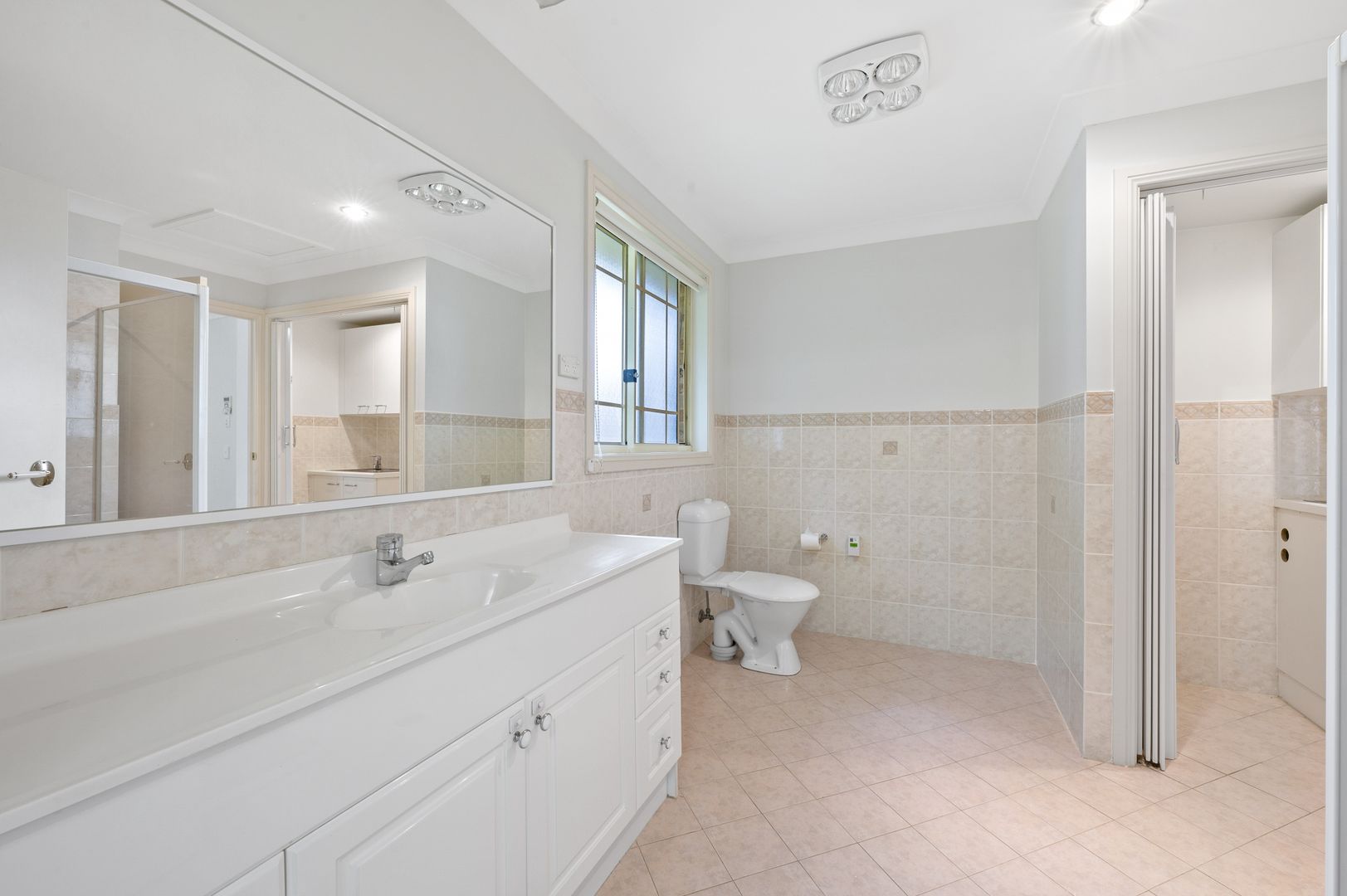 Ground Floor Villa With Garage!