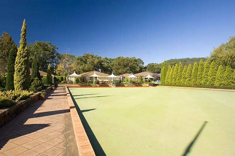 Sunny two-bedroom on the parkland