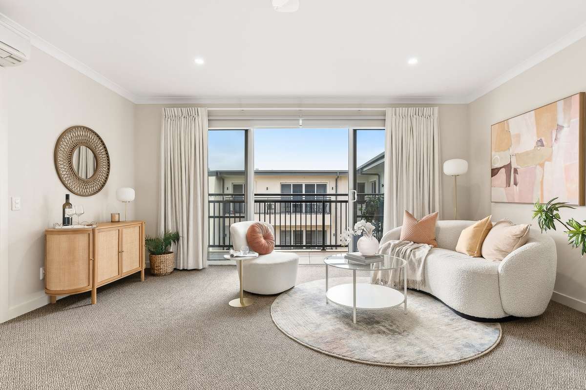 Sunny Top-Floor Outlook