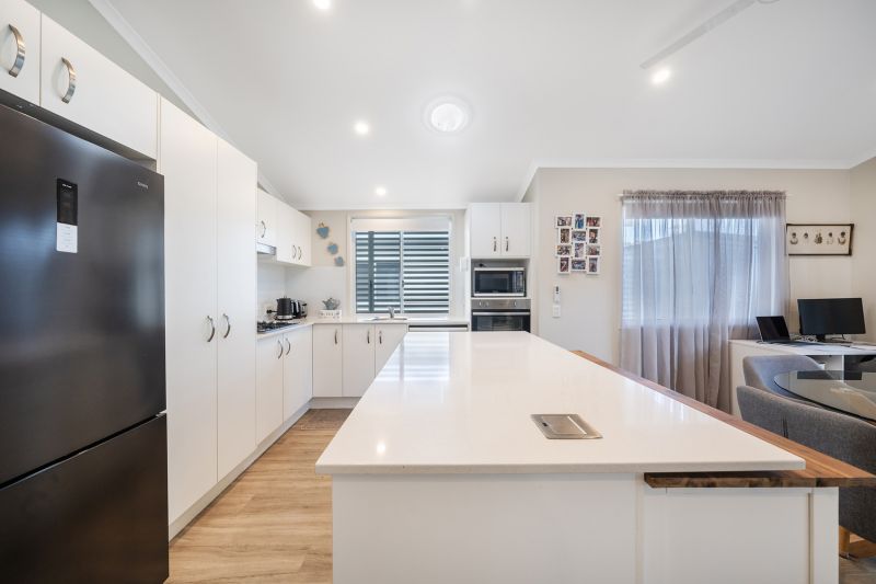 Quiet Modern Living  - Spacious Outdoor Entertaining