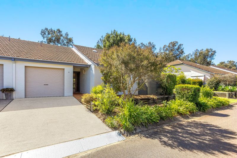 Stylish and Spacious Three-Bedroom Villa: Freshly Updated and with Lake Glimpses! – Enquire Today!