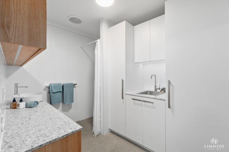 CURRENTLY UNDER OFFER. Fabulous garden apartment!