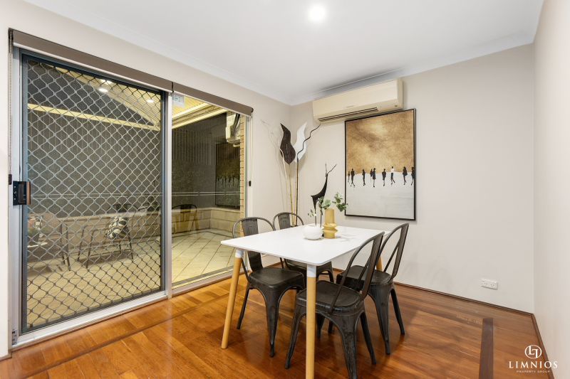 Spacious end villa with massive yard!