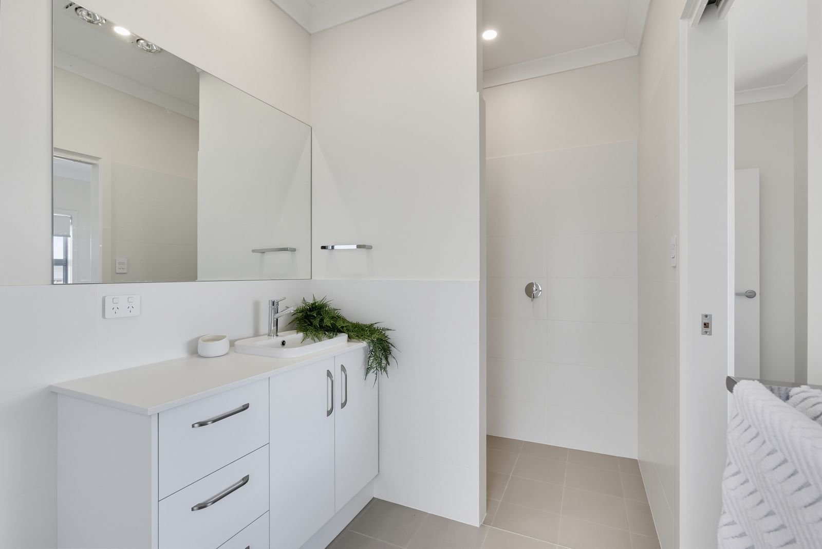 North-facing 3-bed home - available now furnished or unfurnished