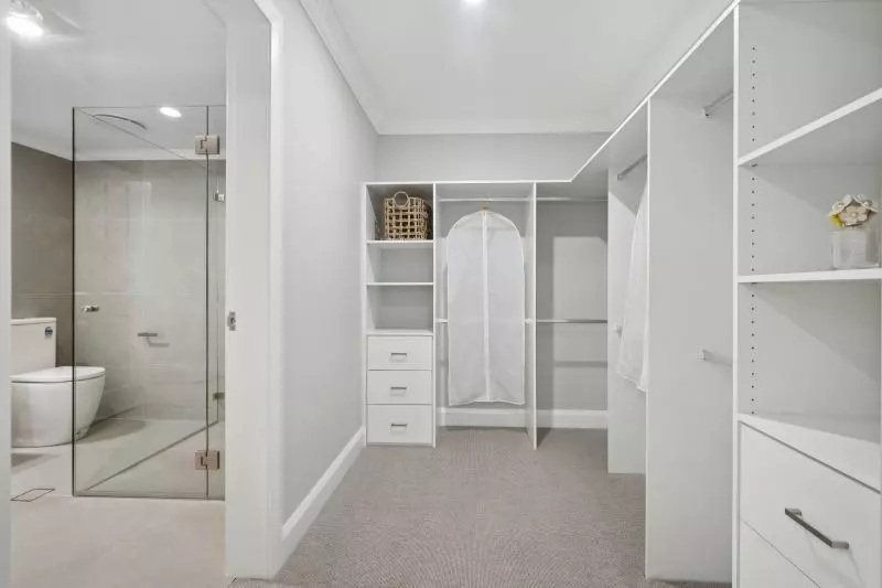 Fully refurbished ground floor stunning apartment. Ready to move into!