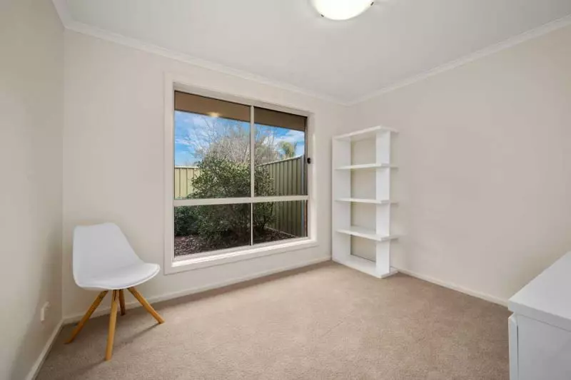 Lovely unit located in a quiet Court.