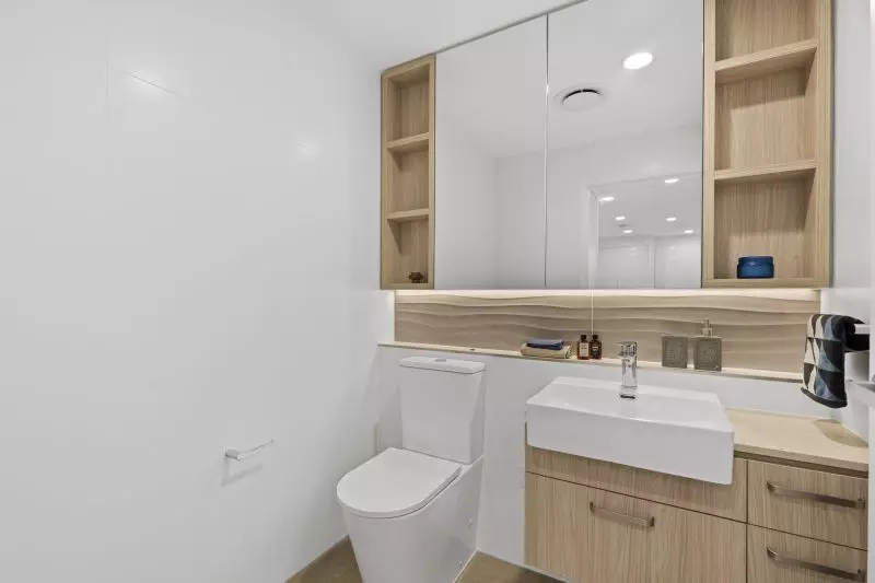 Top-floor apartment with private tree top views