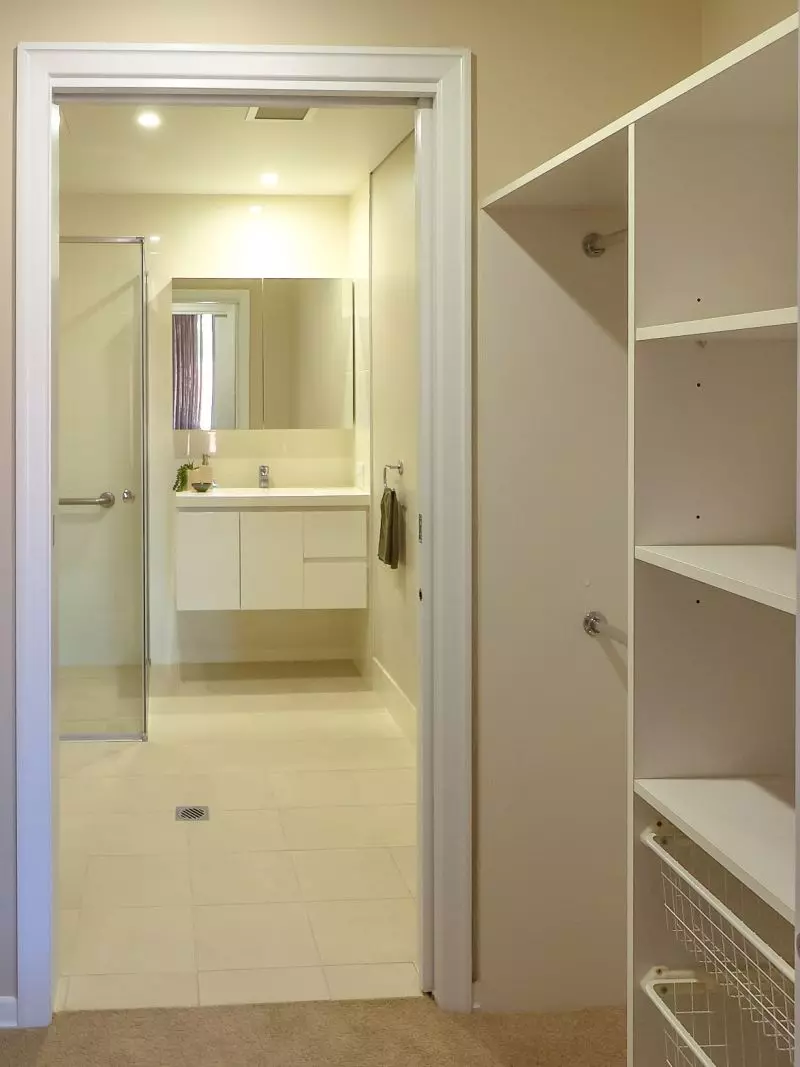 Discover the perfect blend of style and convenience in the Gabba