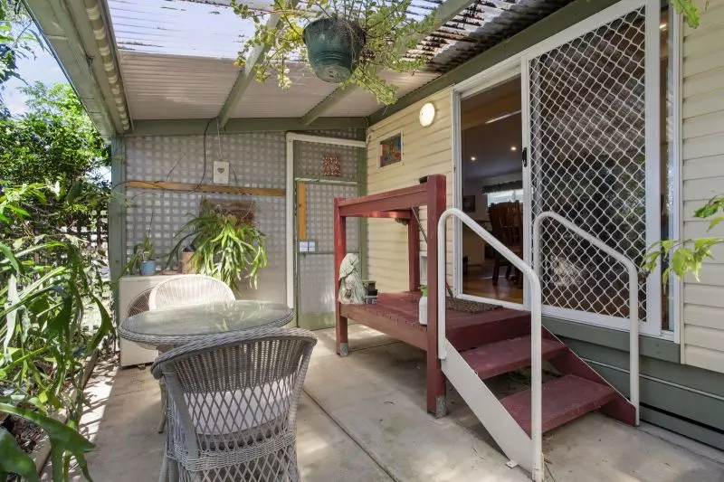 2 Bedrooms – Gardeners Delight!