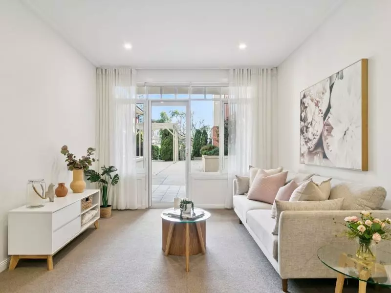 Bright and Light Retreat with Leafy Terrace Outlook