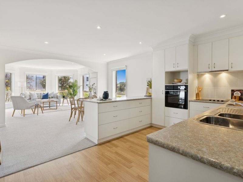 Spacious, light-filled 2br unit with bay windows & garden views