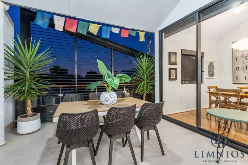 Warehouse Terrace Style Apartment With 3 Bedrooms Plus a Study!!