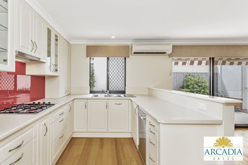 ARCADIA WATERS MADDINGTON - Solid Timber Floors & Feature Kitchen