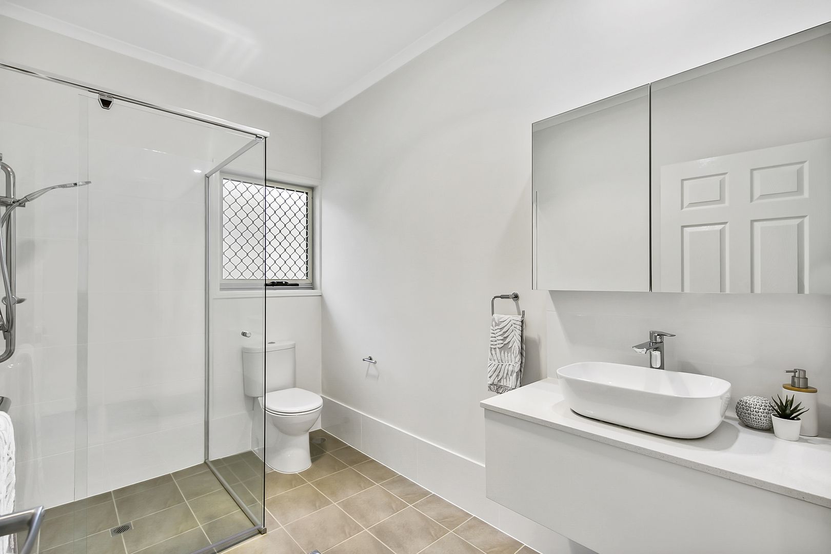 2-bedroom, 2-bathroom villa with attached garage