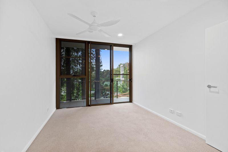 North-facing, fourth-floor apartment with views to the City.