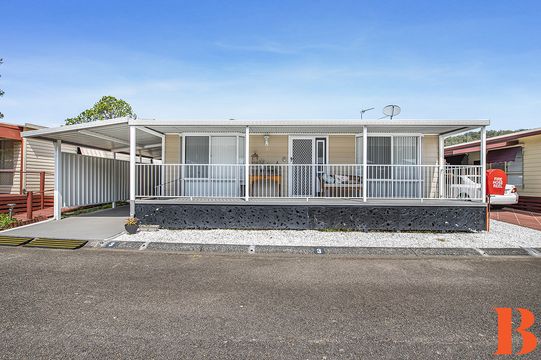Open and Spacious - 2 Full Length Verandas - Carport and Shed