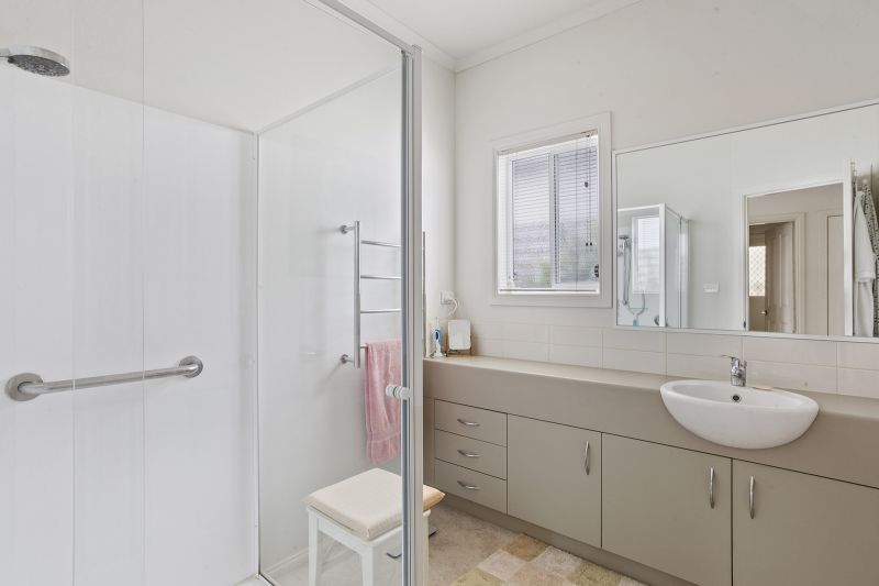 Beautifully presented 2 bedroom home!