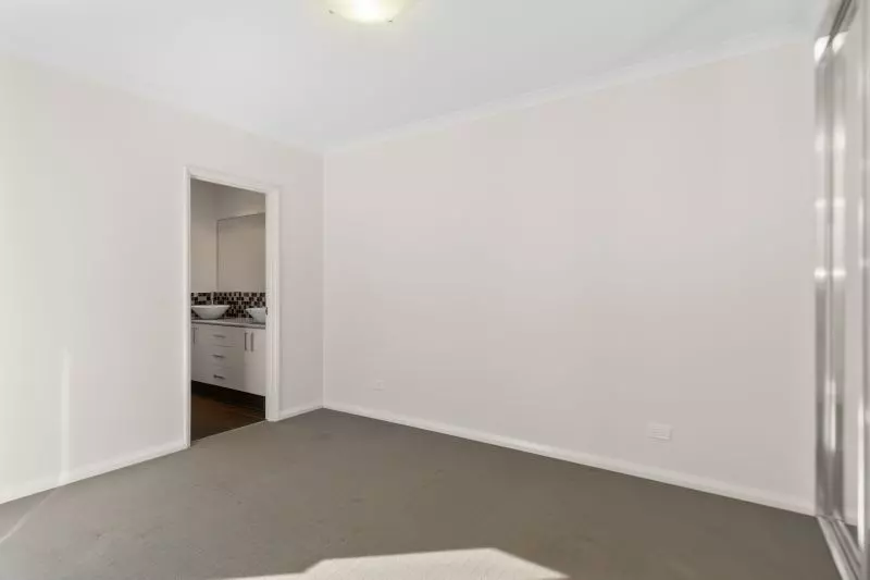 Ticking All Boxes: Location, Modern, Spacious & NO STRATA