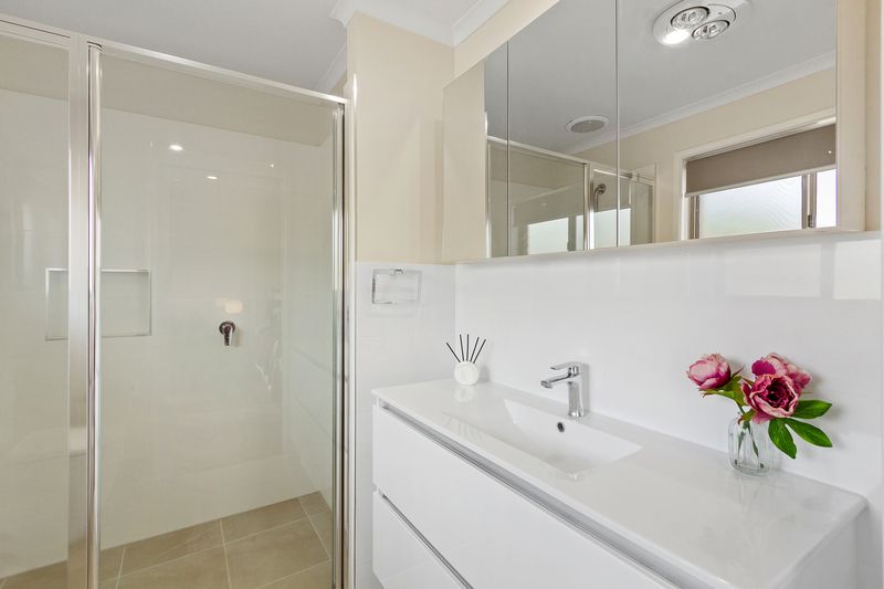 Stand-alone villa, premium upgrades, cathedral ceilings - ready now