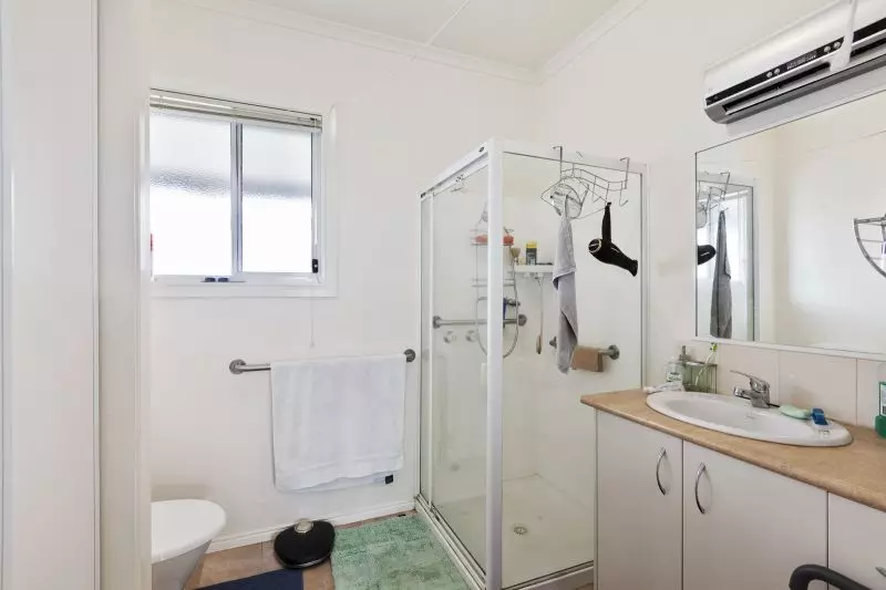 Charming Cottage with Sunlit Spaces