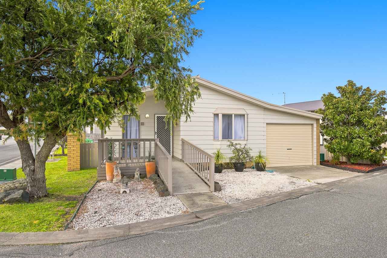 Palm Lake Resort Willow Lodge - 1 Colonial Drive, Bangholme  3175 - Corner Home With Dual Air Conditioning