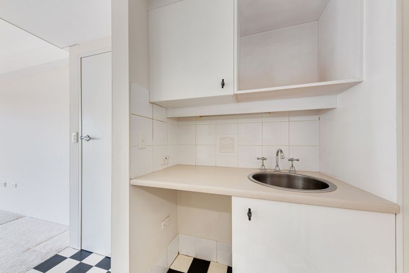 Studio apartment with a sheltered balcony and great open-air feel